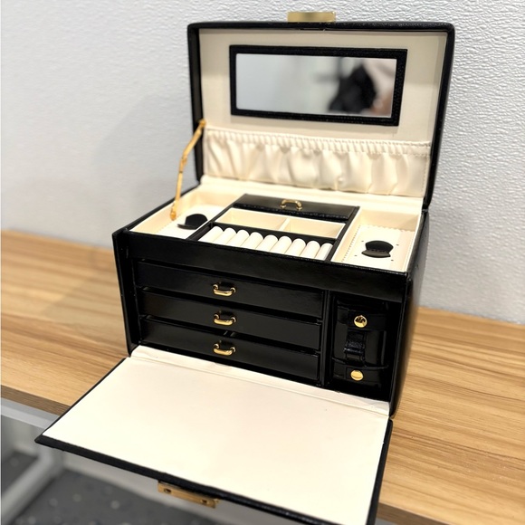 WOLF Heritage Jewelry Trunk (Item No. 280002) – Black Leather - Picture 3 of 5